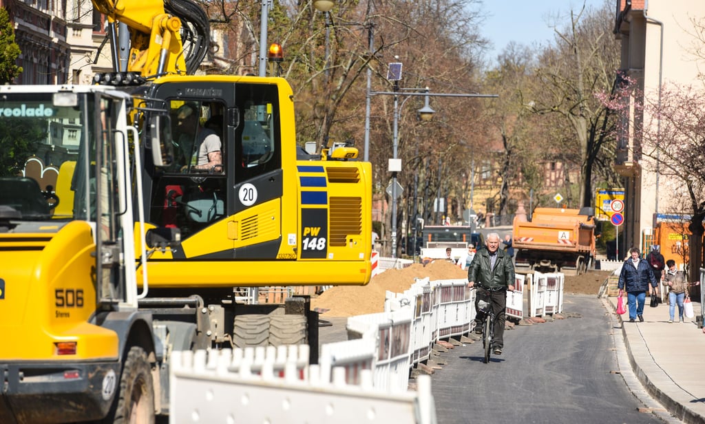 Diese Baustelle am Robert-Franz-Ring ist Geschichte. Seit heute kann der Verkehr dort wieder rollen.