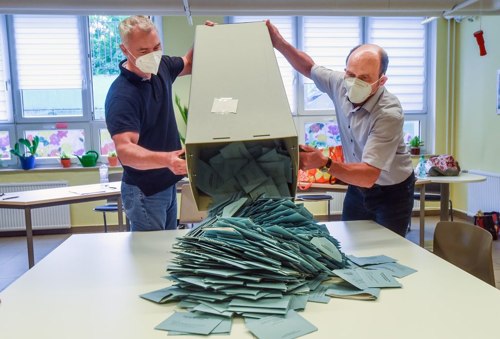 Pünktlich 18 Uhr haben Alexander Paatsch (l.) und Thomas Nemson die Stimmzettel der Briefwähler ausgeschüttet.