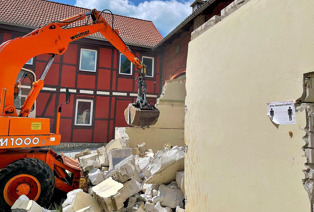 Der frühere Anbau an den Saal des "Volkshauses" in Schwanebeck (Landkreis Harz) wurde jetzt abgerissen, um das historische Bild wieder entstehen zu lassen.