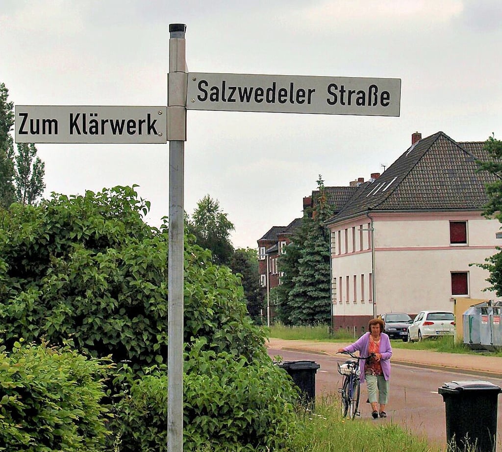 Anfang der 1990er Jahre erhielten Abzweige der Salzwedeler Straße eigene Namen. „Zum Klärwerk“ stieß auf wenig Gegenliebe.