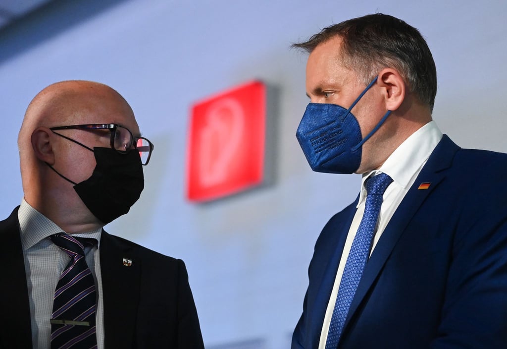 AfD-Bundessprecher Tino Chrupalla mit Oliver Kirchner (l), Spitzenkandidat der AfD in Sachsen-Anhalt.