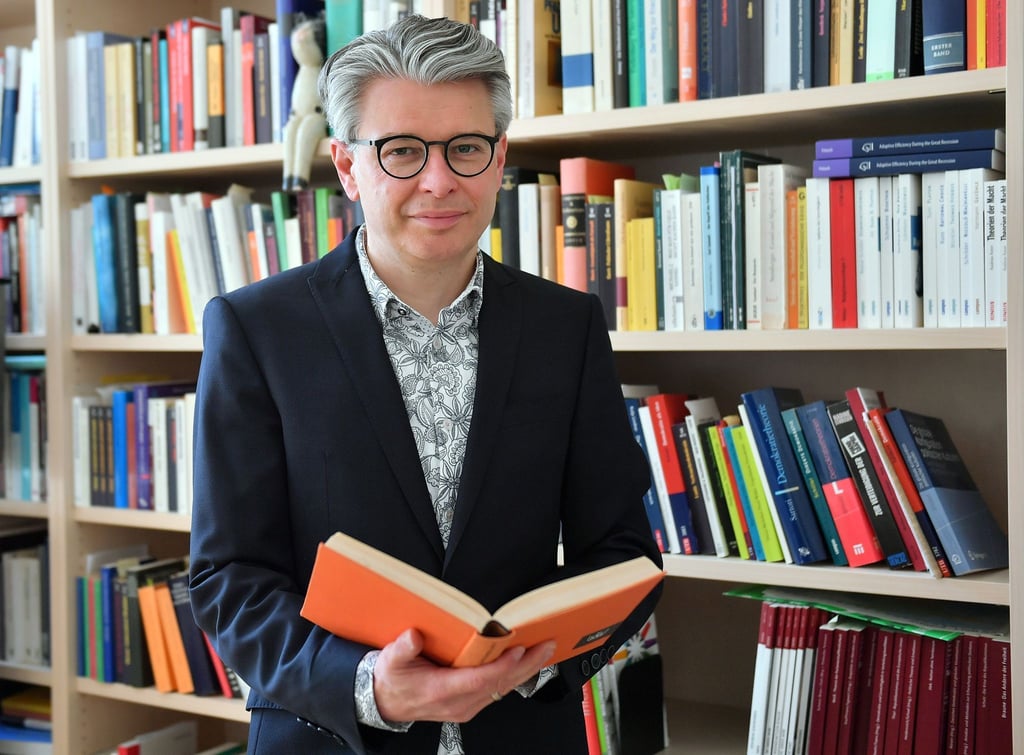 André Brodocz, Politikwissenschaftler, steht in seinem Büro in der Universität Erfurt.