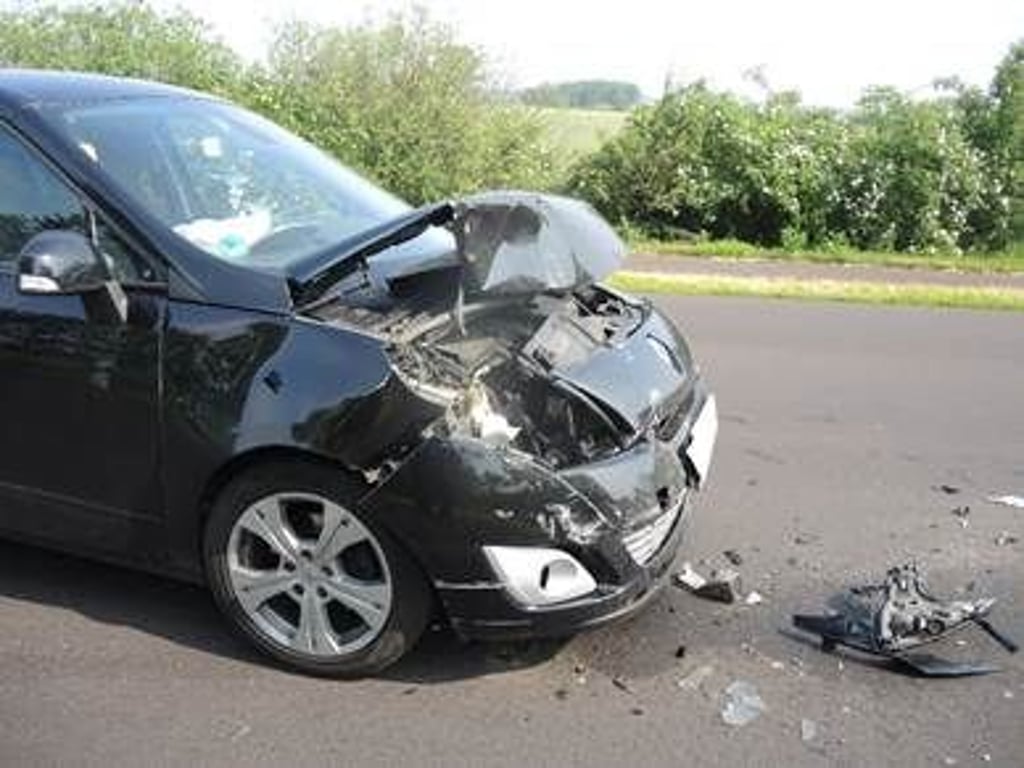 39jährige Fahrer eines PKW konnte auf der B 71 bei Vahldorf nicht rechtzeitig bremsen und fuhr auf ein weiteres Auto auf.