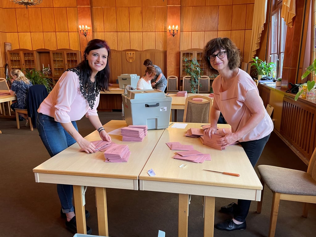 Im Salzlandkreis werden in vier Wahlkreisen (Staßfurt, Schönebeck, Bernburg, Aschersleben) die Direktmandate für den Landtag vergeben. Seit 18 Uhr wird gezählt.