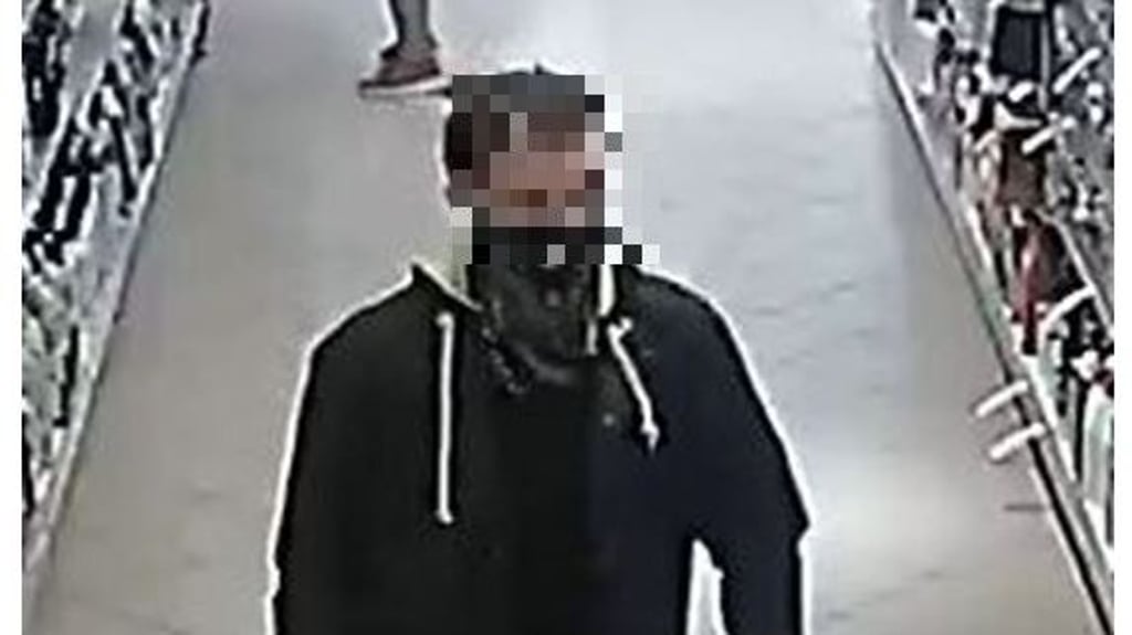 Die Polizei sucht diesen Mann.