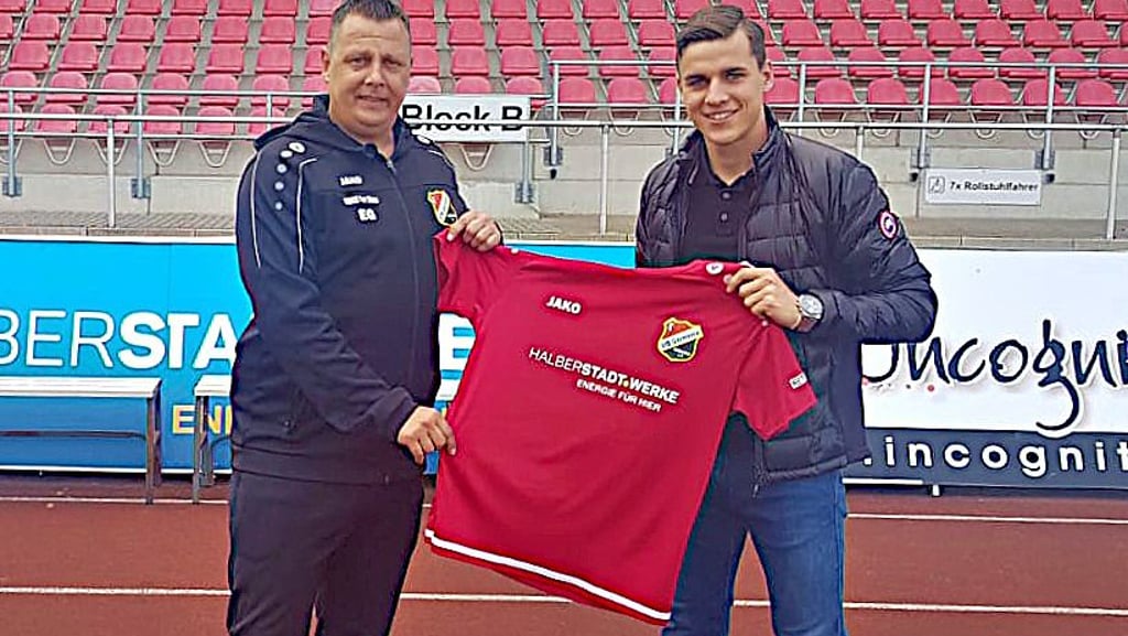 Fabian Henke (rechts) wurde vom Sportlichen Leiter des VfB Germania, Enrico Gerlach, als zweiter Neuzugang für die neue Saison vorgestellt.