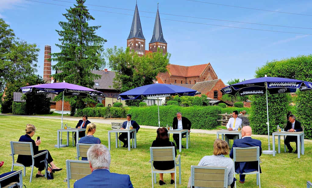 Vorstandsvorsitzender der Stiftung Kloster Jerichow Roland Maiwald (v.l.n.r) traf sich mit Christian Philipsen, Generaldirektor der Kulturstiftung Sachsen-Anhalt, Staats- und Kulturminister Rainer Robra (CDU), Landrat Steffen Burchhardt und Bürgermeister Harald Bothe.