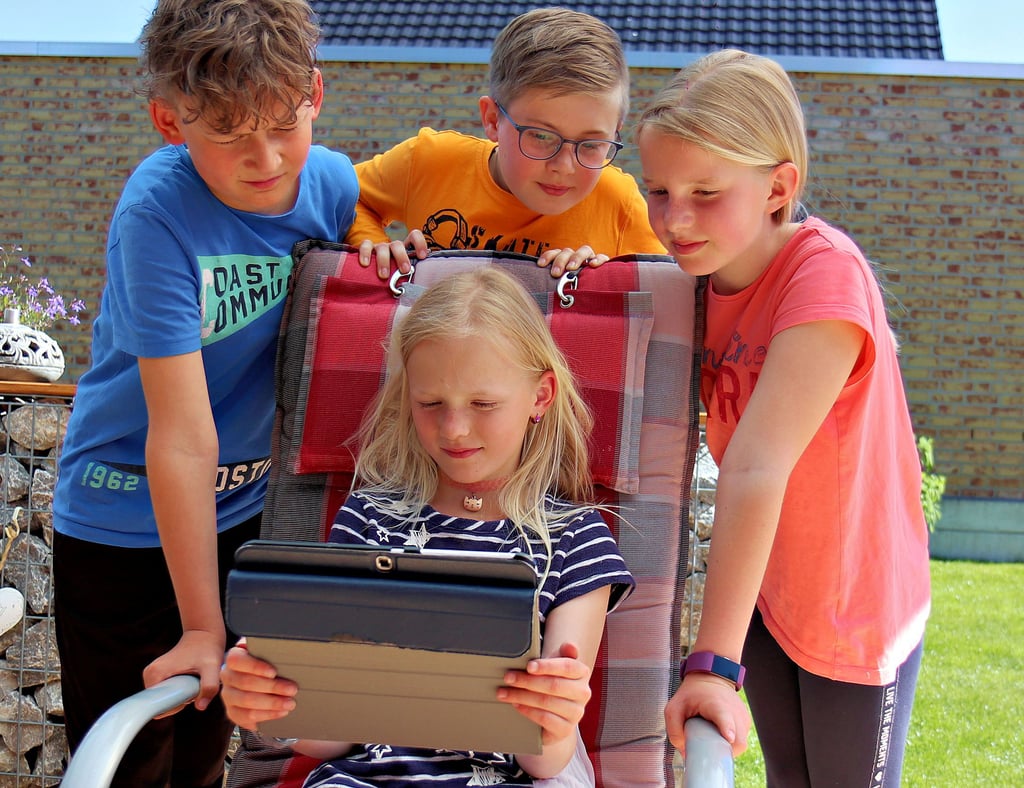 Als sie im Internet von einen Unbekannten angeschrieben und gezielt ausgefragt wurde, hat Mayra (vorn mit dem Tablet), das einzig Richtige getan, sie hat sofort die Mutter ins Vertrauen gezogen. Dahinter die Freunde Felix, Moritz und Marleen (von links).
