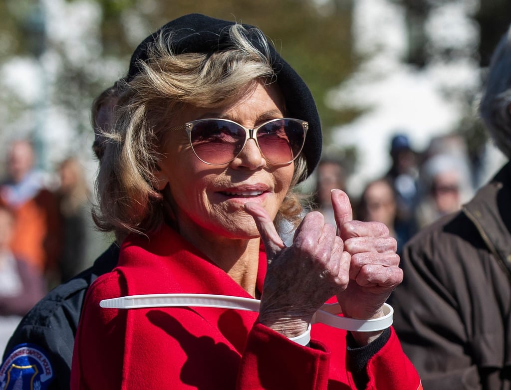 Jane Fonda zeigt mit den Daumen nach oben, während sie erneut bei einer Kundgebung zum Thema Klimaschutz vor dem Kapitol von Polizisten festgenommen wurde. Die Oscar-Preisträgerin (83) macht sich derzeit mit Krafttraining für eine Protestaktion fit.