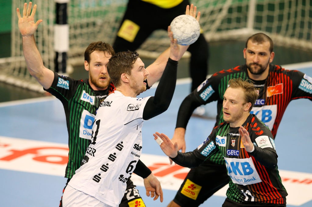 Christian O'Sullivan (hinten links), Zeljko Musa und Daniel Pettersson (r.) wollen den Kieler Hendrik Pekeler auch im Rückspiel stoppen.