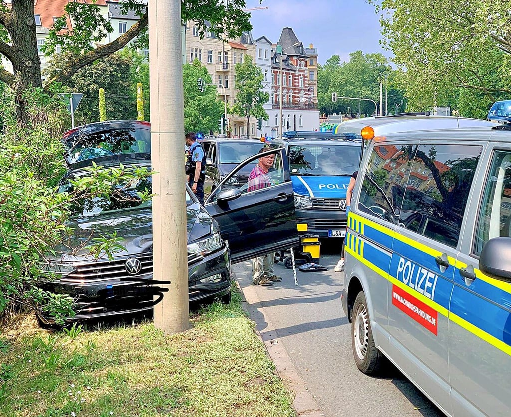 Nach einem Unfall auf der Paracelsusstraße untersuchten Kriminaltechner den Unfallwagen. Der Fahrer war nach dem Crash geflüchtet.