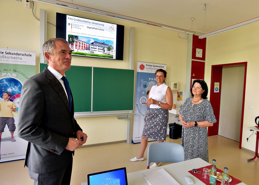 Bildungsminister Marco Tullner bei seinem Besuch in Großkorbetha mit Schulleiterin Katrin Breuer (M.) und Seminarleiterin Ramona Pfitzner