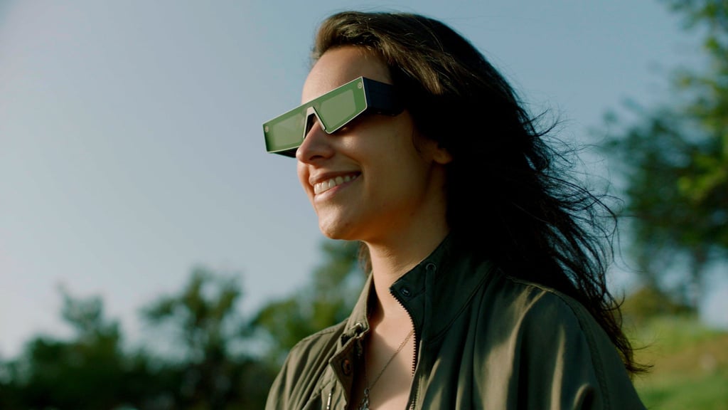 Immer mehr Unternehmen arbeiten an Augmented-Reality-Brillen. Die Macher der Foto-App Snapchat haben als erste in der Tech-Branche mit der „Spectacles“ eine alltagstaugliche Computerbrille vorgestellt, mit der sich digitale Inhalte ins Blickfeld des Nutzers einblenden lassen.