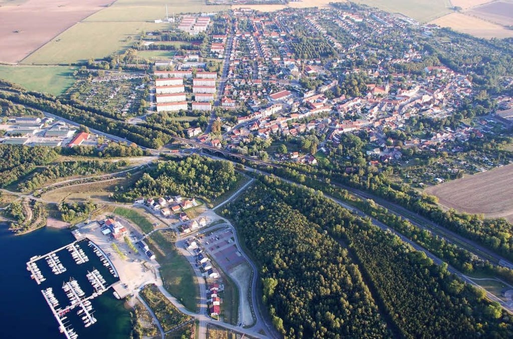 Blick auf Mücheln und die Marina am Geiseltalsee.
