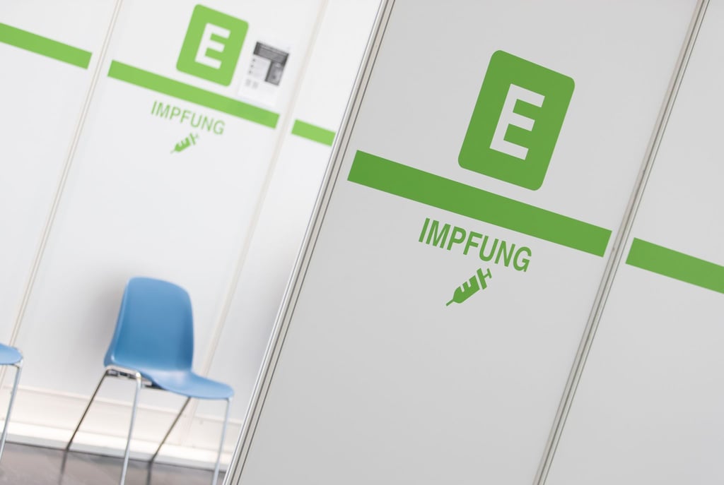 Auf einen Termin in einem Impfzentrum muss man oft mehrere Wochen warten.