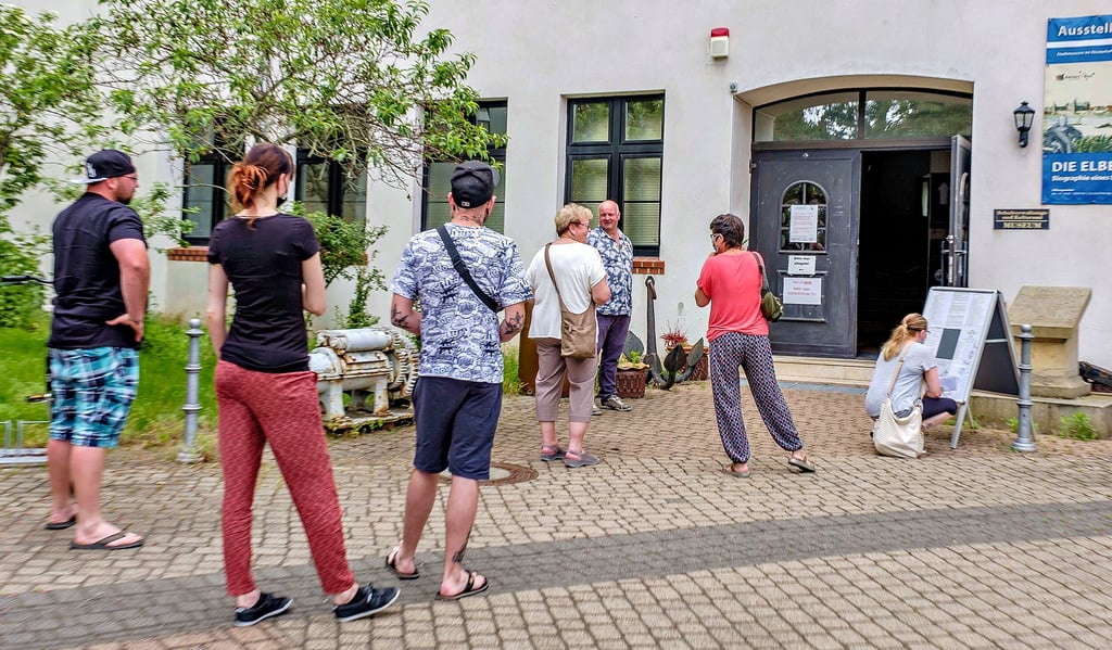 Im Coswiger Wahllokal im Klosterhof standen die Wähler zeitweise an, um die Stimme abgeben zu können.