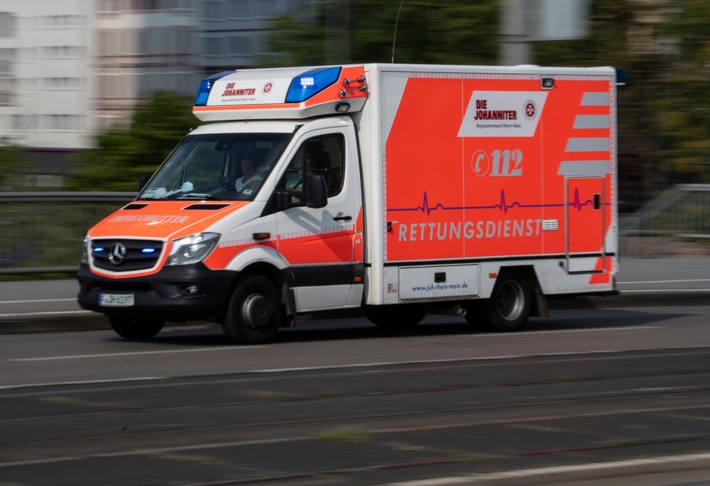 Mit eingeschaltetem Blaulicht ist ein Rettungswagen im Einsatz.