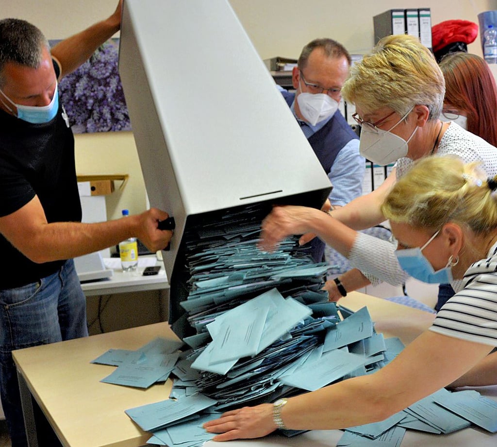 Sven Scherbaum (links) und Christoph Böttcher leeren die Wahlurne mit den Stimmzetteln der Briefwähler aus Blankenburg. Damit begann im Briefwahlbezirk 996 das Auszählen der Stimmen.