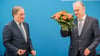 Reiner Haseloff (CDU, r), Ministerpräsident von Sachsen-Anhalt, bekommt einen Blumenstrauß von Armin Laschet, CDU-Bundesvorsitzender und Ministerpräsident von Nordrhein-Westfalen, vor Beginn der Sitzung des CDU- Bundesvorstandes.&nbsp;