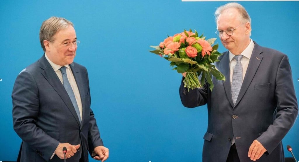 Reiner Haseloff (CDU, r), Ministerpräsident von Sachsen-Anhalt, bekommt einen Blumenstrauß von Armin Laschet, CDU-Bundesvorsitzender und Ministerpräsident von Nordrhein-Westfalen, vor Beginn der Sitzung des CDU- Bundesvorstandes.
