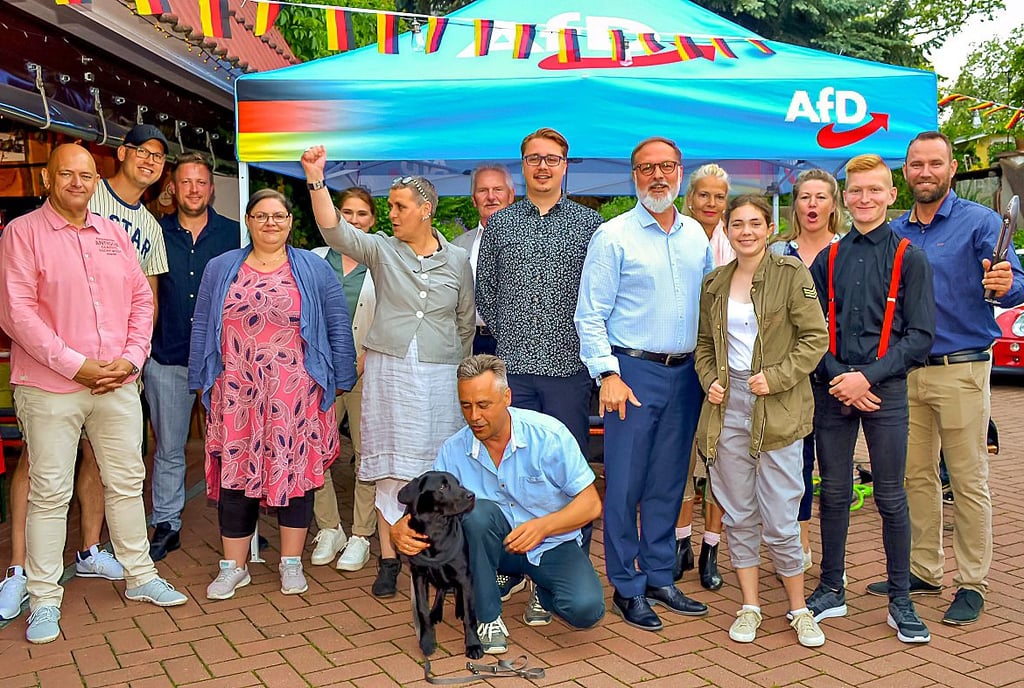 Andreas Kühn hat am Wahlabend mit Parteifreunden und Wahlhelfern sein gutes Abschneiden gefeiert.