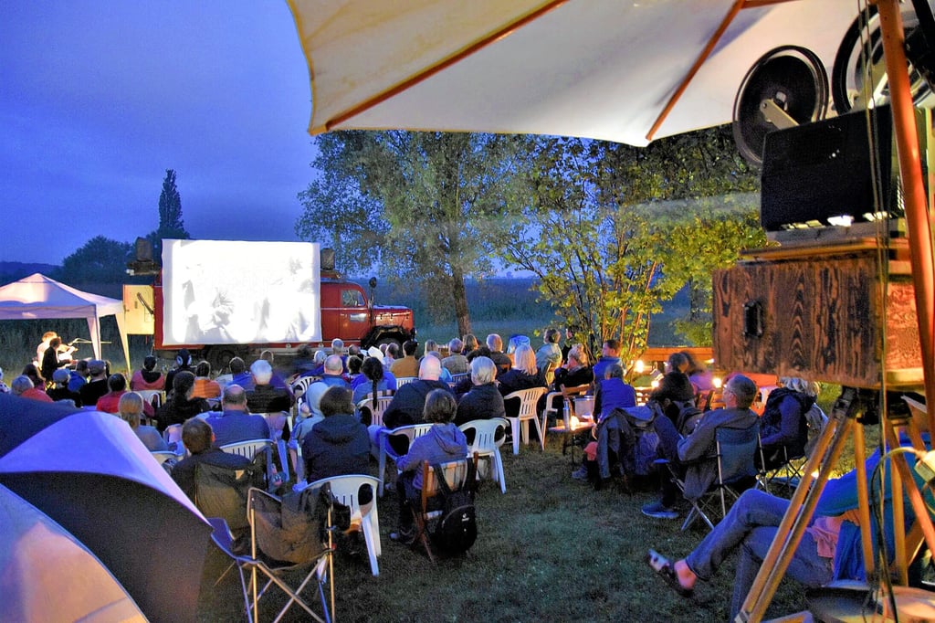 Die Plätze vor der Kino-Leinwand in Magdeburg-Pechau am Magirus-Deutz waren voll gefüllt. Bis Mitternacht ratterte der alte Filmprojektor.