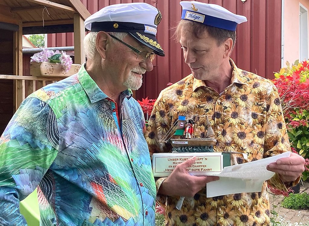 Holger Paech (rechts) zählte zu den Gratulanten von Kurt Petzerling. Vom Vorstand bekam der Vereinsvorsitzende des Heimatvereins eine Bootsfahrt auf der Elbe geschenkt.