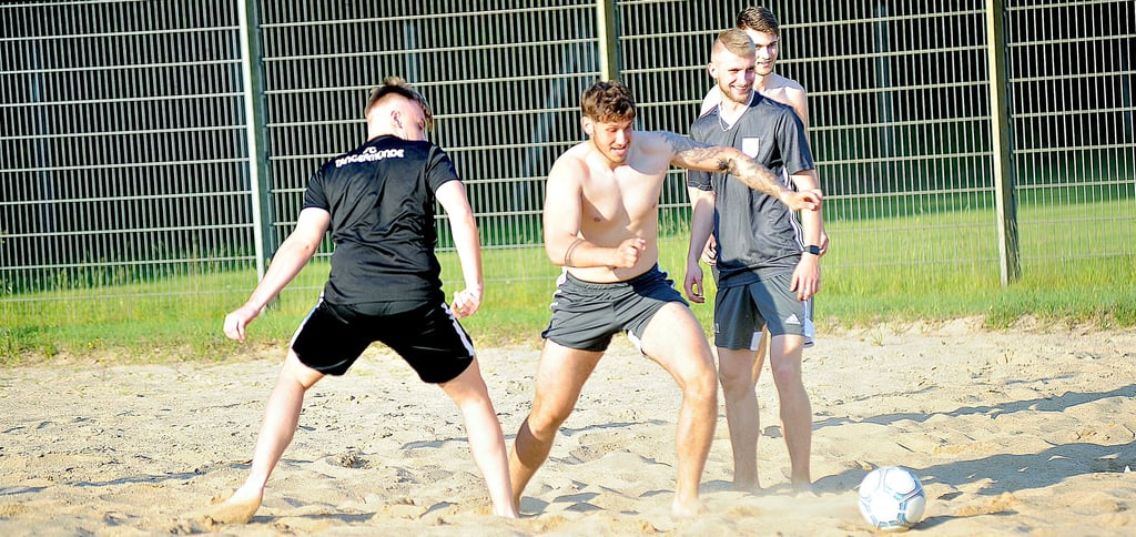 Fußball im Sand. Rosario Schulze (Zweiter von links) zeigt bereits erste Ballkünste nach der langen Pause.