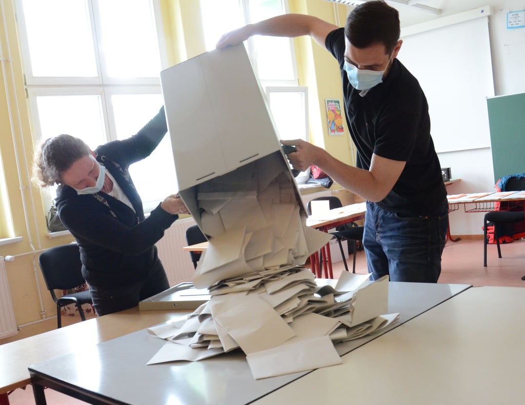Steffen Pluschke und Susanne Wulff-Kepplinger leeren eine Wahlurne in der Kalbenser Grundschule.