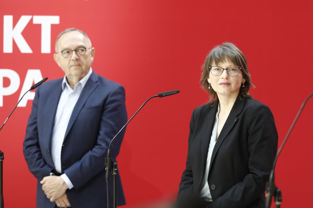 Sachsen-Anhalts SPD-Spitenkandidatin Katja Pähle mit dem SPD-Bundesvorsitzenden Norbert Walter-Borjans. Die Sozialdemokraten fuhren am Sonntag mit 8,4 Prozent ihr bislang schlechtestes Ergebnis in Sachsen-Anhalt ein.