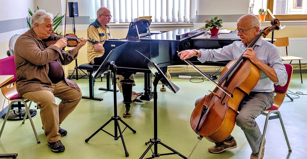 Sie sind das Trio „ad libitum“: Michael Marinov, Michael Stolle und Wolfgang Praetorius (v. l. n. r.), hier bei einer Probe