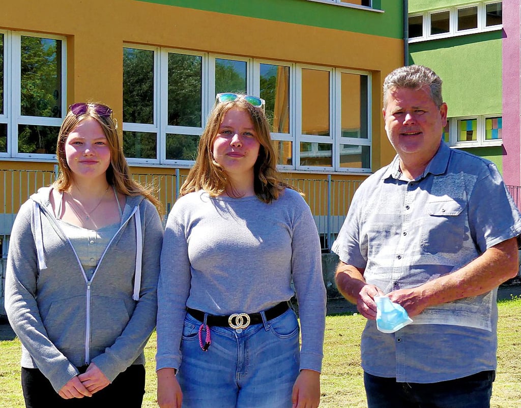 Melina, Lisa und ihr Schulleiter sind froh über täglichen Unterricht.