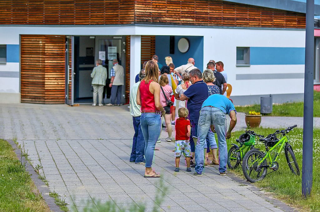Vor der Grundschule in Schkopau hat sich eine Schlange gebildet.