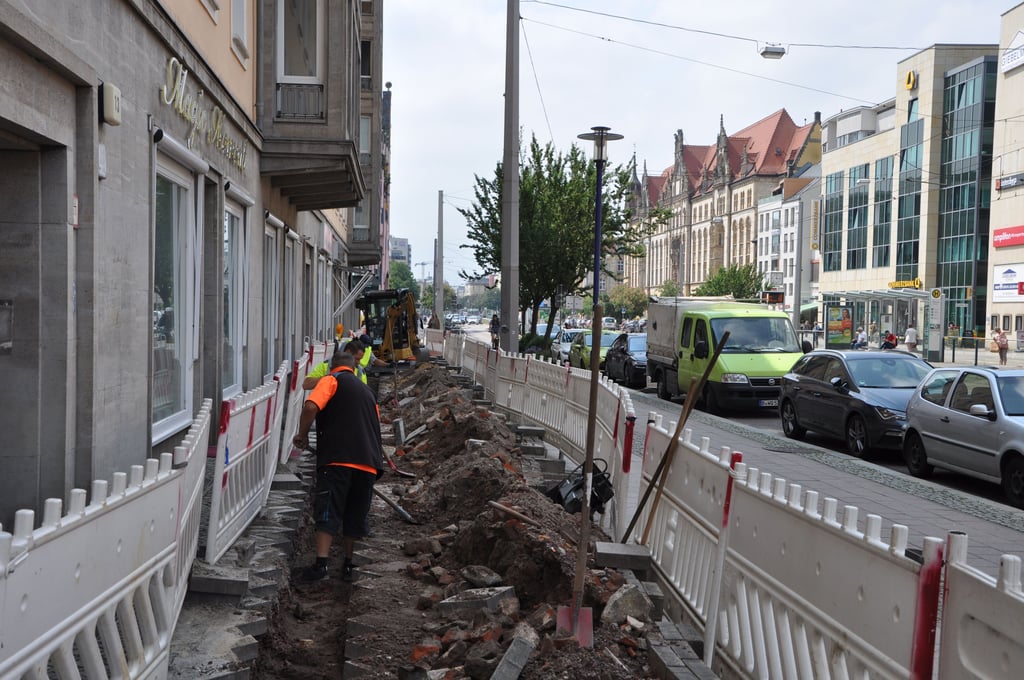 Baustellen wie diese am Breiten Weg wird es in der Altstadt in diesem Jahr häufiger geben. Die Telekom baut ihr Glasfasernetz weiter aus.