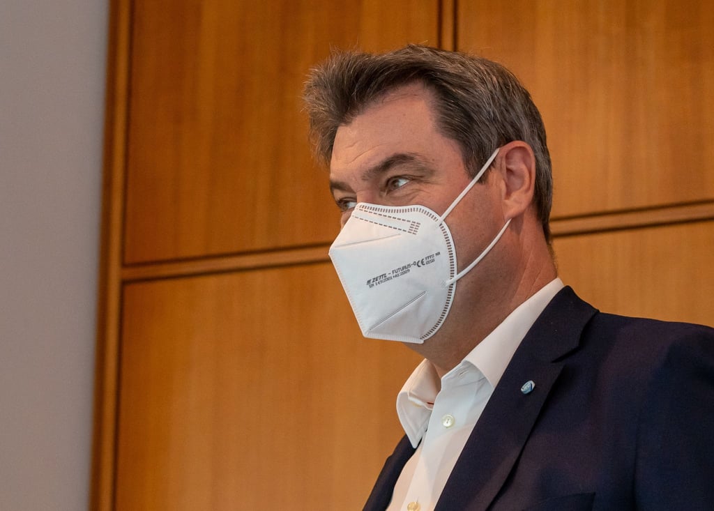 Markus Söder (CSU), Ministerpräsident von Bayern, geht zur Sitzung des bayerischen Kabinetts.