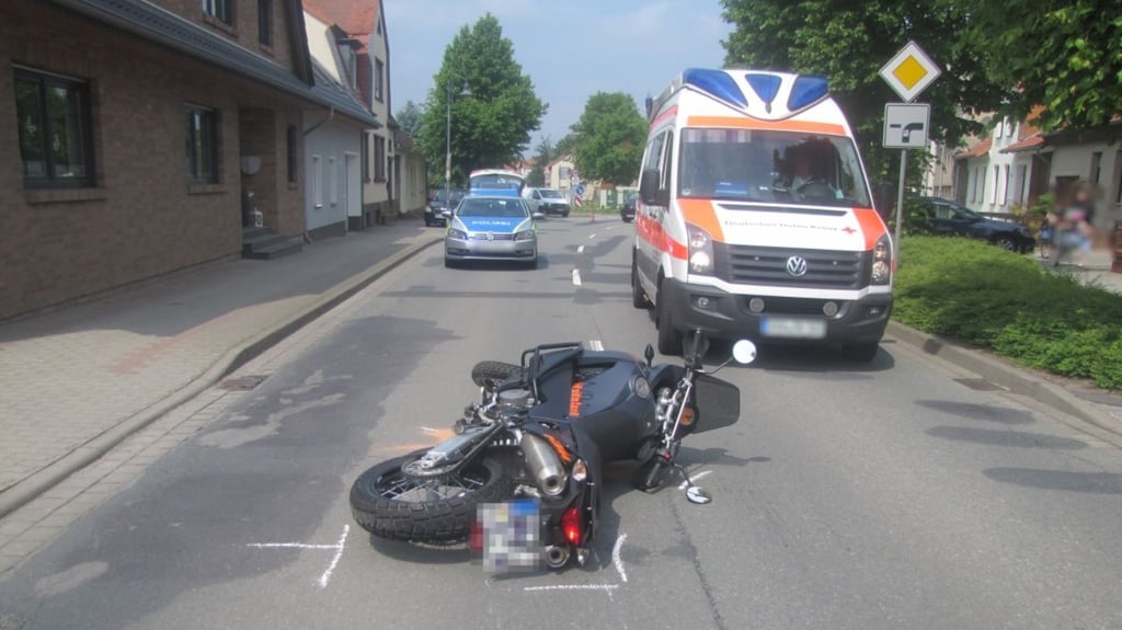 Bei einem Motorradunfall in Klötze verletzte sich der Fahrer einer KTM-Maschine schwer.
