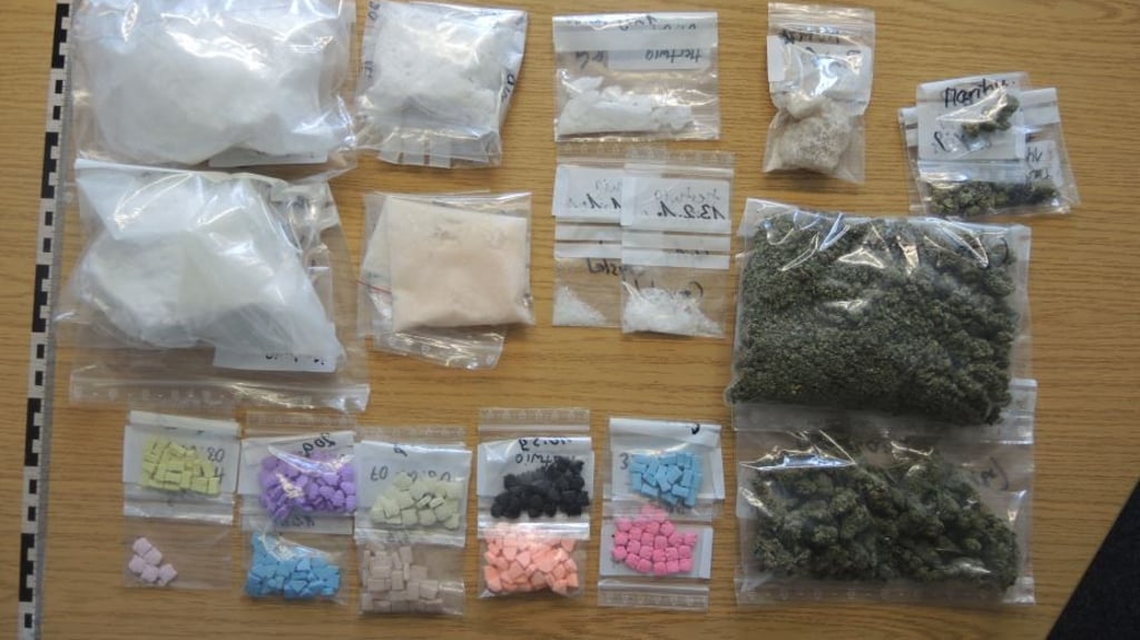 Unterschiedlichste Varianten an Drogen entdeckten Beamte der Polizeiinspektion Stendal bei einer Wohnungsdurchsuchung in Genthin.