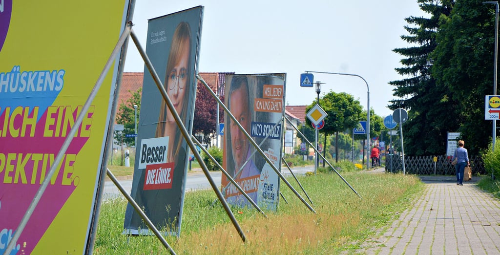 Bismarker Straße in Osterburg: Die Aufsteller mit der Wahlwerbung werden und müssen in Kürze wieder verschwinden.