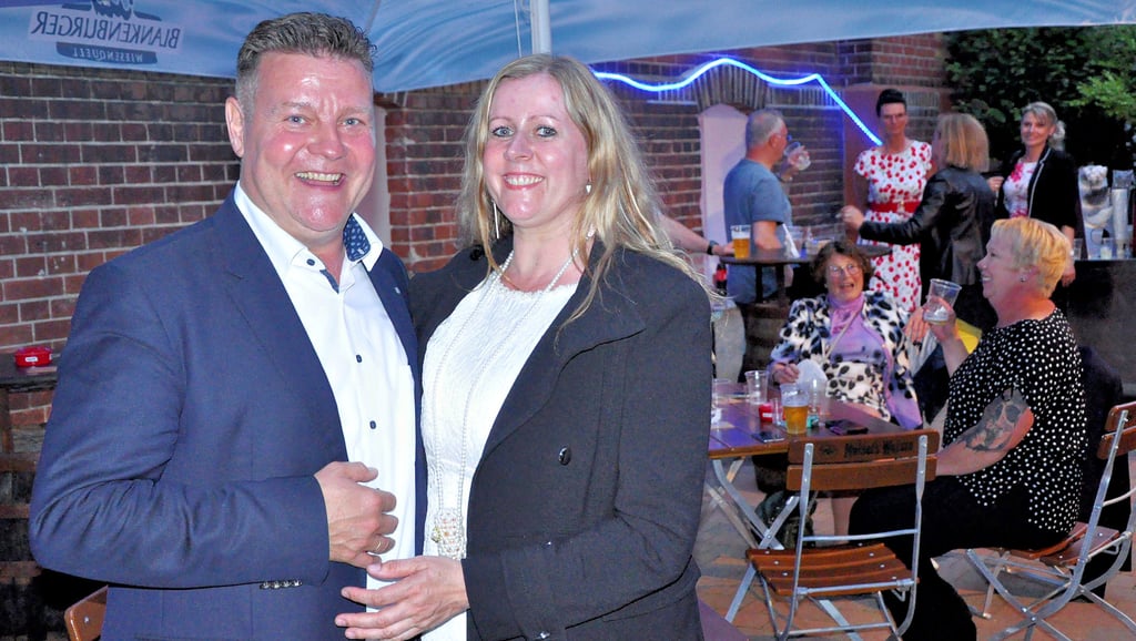 Der strahlende Wahlsieger Markus Kurze schaute mit seiner Ehefrau Nicole gestern Abend bei Parteifreunden im Burger ?Steinhaus? vorbei. Er hat wieder für die CDU das Direktmandat im Wahlkreis Burg geholt.