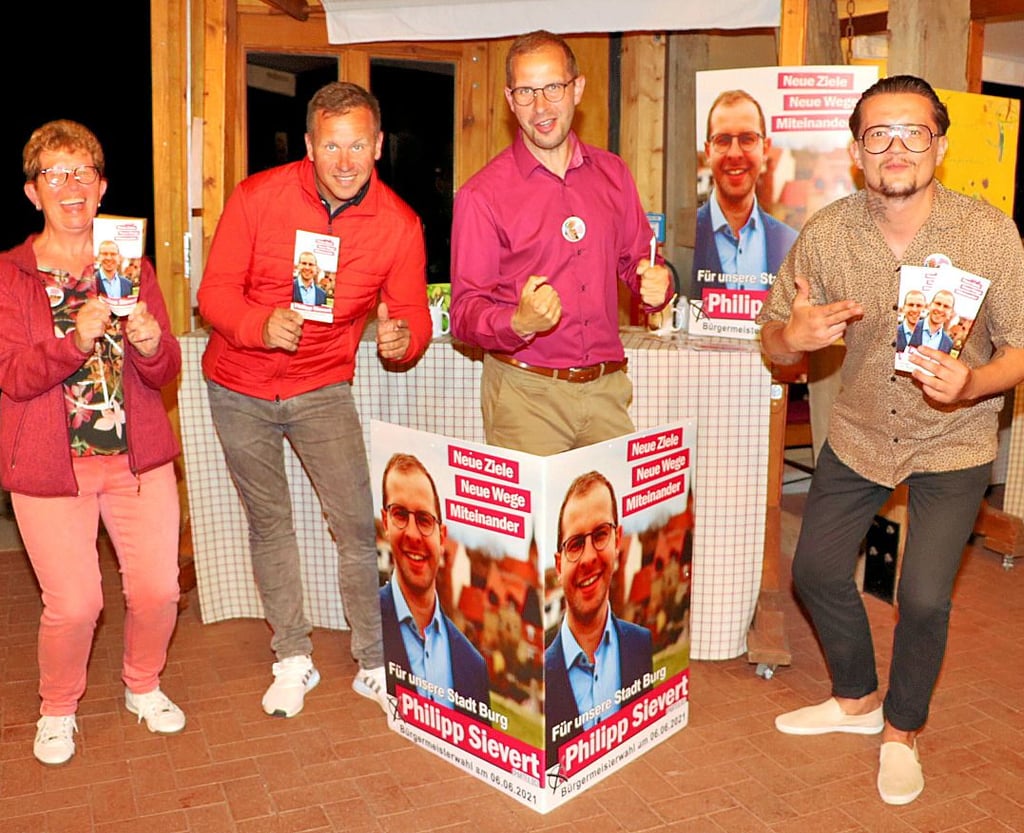 Feierstimmung bei Philipp Sievert (Mitte) Sonntagabend in der Reesener Pfarrscheune.