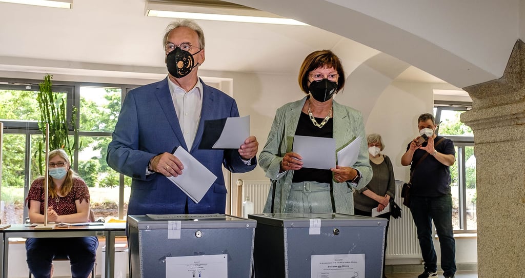 Ministerpräsident bei der Stimmabgabe im Neuen Rathaus: Reiner Haseloff mit seiner Frau Gabriele.