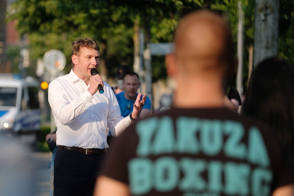 André Poggenburg, ehemaliger AfD-Politiker, spricht auf einer rechten Kundgebung.