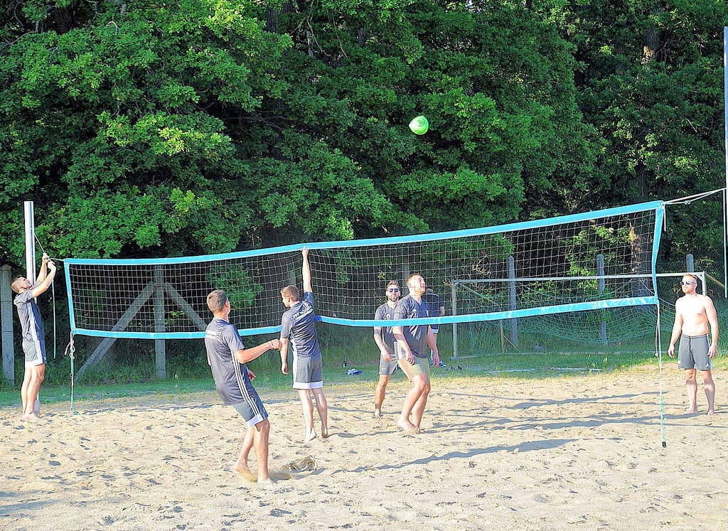 Wer noch keine Lust auf Fußball hatte, probierte sich am Volleyballnetz. Da die Fußballplätze im Stadion noch gesperrt waren, wurde auf den Sandplatz ausgewichen.