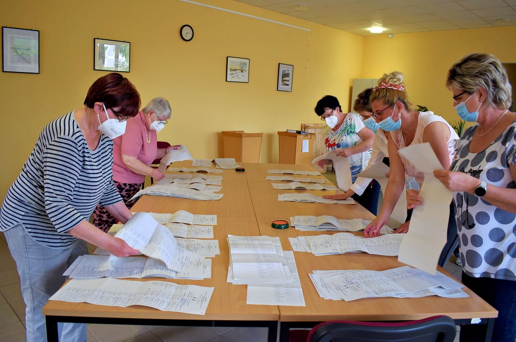 Um 18 Uhr wurde am Sonntagabend das Wahllokal in Menz geschlossen. Zuerst wurden die Stimmzettel der Landtagswahl ausgezählt. Das Foto zeigt das Sortieren der gleichen Stimmzettel (Erst- und Zweitstimme für die gleiche Partei) nach Parteien.