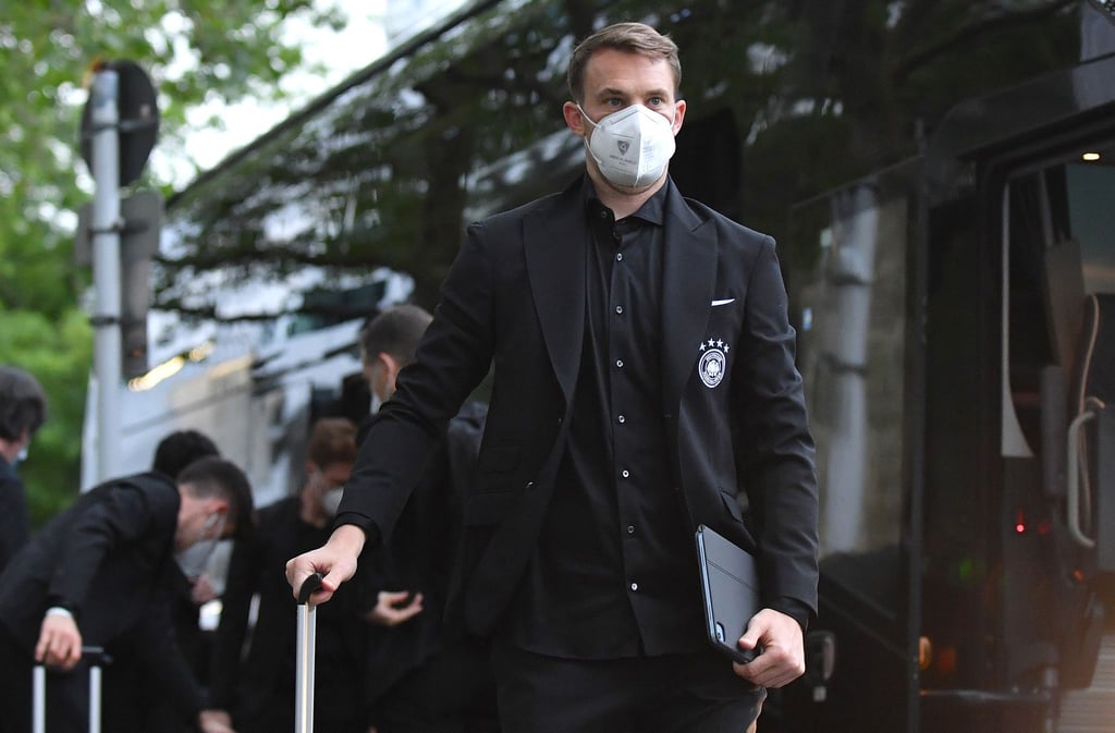 Der Torwart der deutschen Nationalmannschaft hat das „Home Ground“ genannte EM-Quartier bereits begutachtet: Manuel Neuer steigt aus dem Team-Bus.