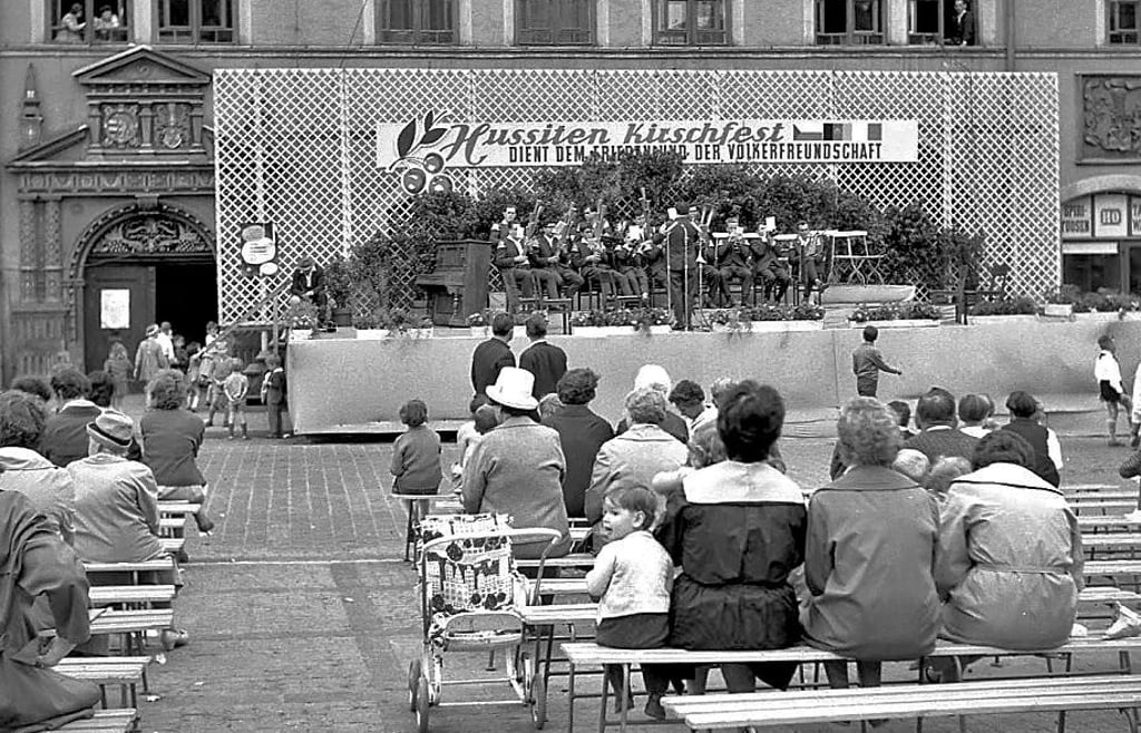 Kirschfest 1965: Am Rathaus spielt eine Schalmeienkapelle auf.