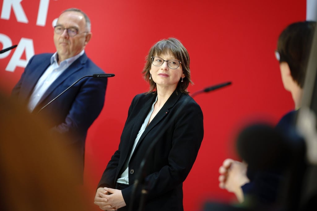 Katja Pähle (M, SPD) steht bei einer Pressekonferenz.