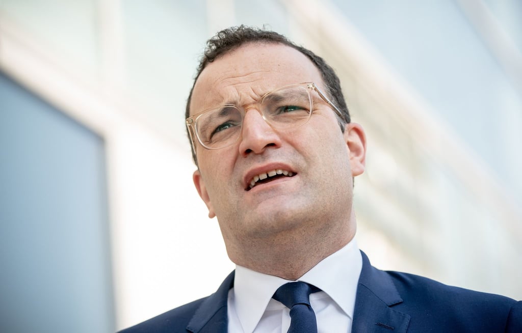 Gesundheitsminister Jens Spahn (CDU) kommt zur Sitzung der CDU-Spitzengremien an der Parteizentrale an.