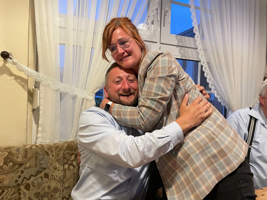 Die Freude bei Sven Rosomkiewicz und seiner Frau Susanna am Wahlabend ist riesig.