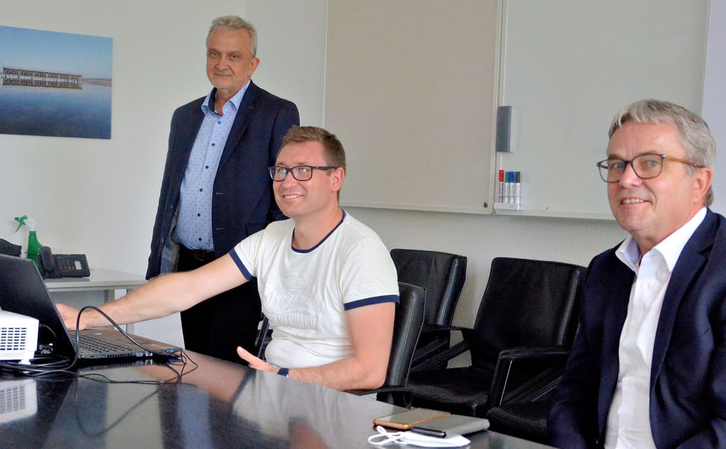 Kreis-Wahlleiter Matthias Baumann (von links), IT-Fachmann Oliver Banse und Landrat Michael Ziche im Wahlstudio der Kreisverwaltung.